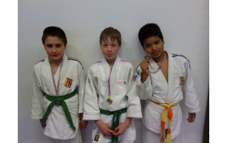 DES BENJAMINS DU JUDO-CLUB DU FAUCIGNY SUR LE PODIUM